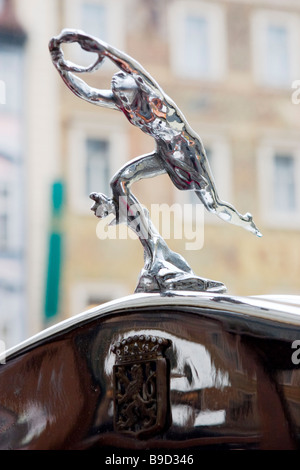 Prewar Praga auto statua emblema sul radiatore auto involucro closeup. Foto Stock