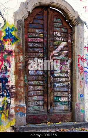 Casa porta coperta di graffiti, Praga, Repubblica Ceca. Foto Stock