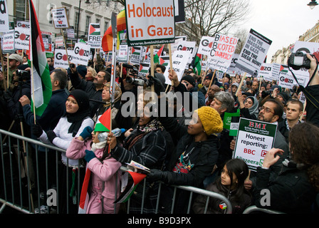 Palestina libera manifestazione Jan 24 2009: fine il blocco, sospendere la vendita di armi a Israele, chiedere per BBC appello per aiuti a Gaza Foto Stock