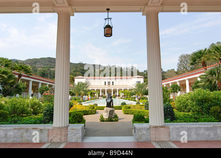 Il Getty Villa cortile principale vista dal passaggio coperto. Foto Stock