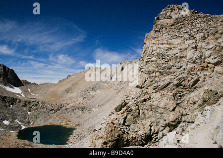 Giorno 1 di funzionamento il John Muir Trail autonomamente. Sentiero ascendente runner Forester passano in direzione nord. Foto Stock