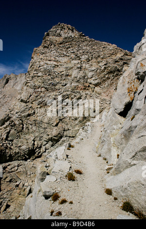 Giorno 1 di funzionamento il John Muir Trail autonomamente. Sentiero ascendente runner Forester passano in direzione nord. Foto Stock