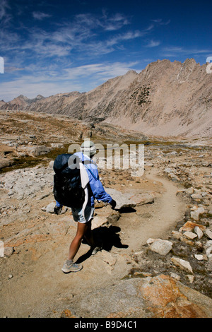 Giorno 1 di funzionamento il John Muir Trail autonomamente. Trail runner scendendo dal Forester passano in direzione nord. Foto Stock