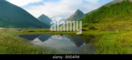 Il lago Akkem e montagna Belukha. Montagne di Altai, Siberia, Russia Foto Stock