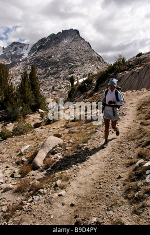 Il sentiero scende runner Selden Pass di 4 giorni di funzionamento il John Muir Trail in 4 giorni senza assistenza. Foto Stock