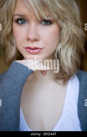 Ritratto di grave bionda attraente giovane donna Foto Stock