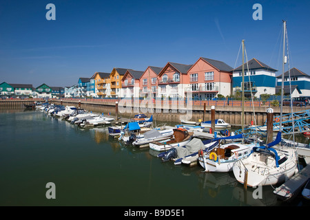 Barche ormeggiate e appartamenti, Marina, Exmouth, Devon, Regno Unito Foto Stock