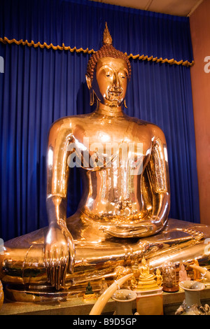 Più grande del mondo in oro massiccio statua del Buddha, vista posteriore,  il Tempio del Buddha d'oro, Wat Traimit, Samphanthawong, Bangkok, Thailandia  Foto stock - Alamy