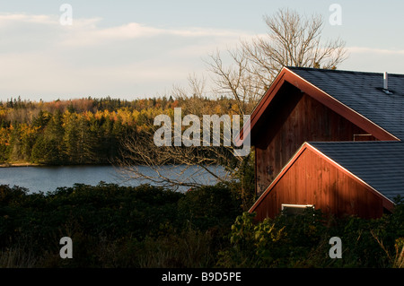 Casa del sol levante - inizio autunno mattina sole che splende su una casa, Penobscot Bay, cervi Isola, Maine Foto Stock