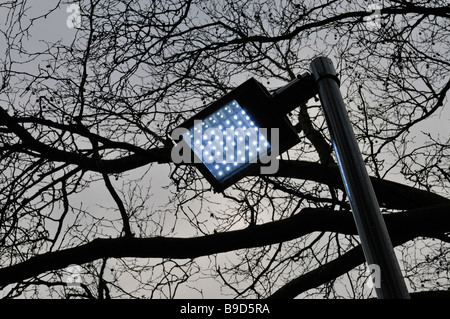 Guardando verso l'alto overhead LED street light Foto Stock