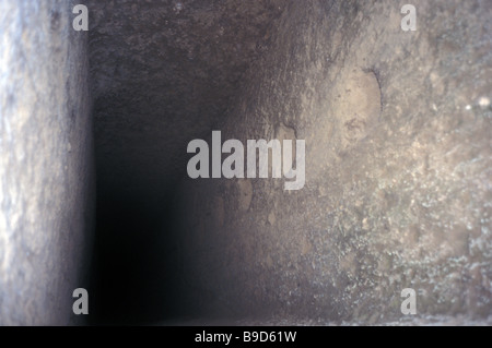 Profondo bene albero e appigli in città sotterranea Cappadocia Turchia Foto Stock