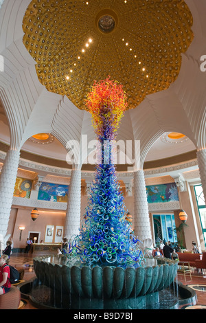 Sculture in vetro, lobby all'entrata, Atlantis Hotel, Palm Jumeirah, Dubai, UAE Foto Stock