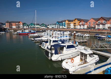 Barche ormeggiate e appartamenti, Marina, Exmouth, Devon, Regno Unito Foto Stock