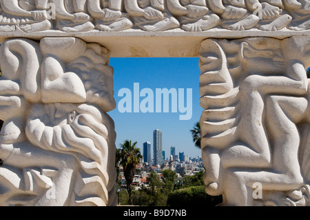 Tel Aviv skyline visto attraverso la scultura contemporanea di nome porta della fede da Daniel Kafri ( 1977) nel parco Abrasha in Jaffa o Yafo Israele Foto Stock