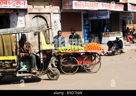 Un auto rickshaw si muove attraverso il locale mercato Bikaner. Foto Stock