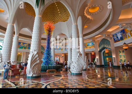 Sculture in vetro, lobby all'entrata, Atlantis Hotel, Palm Jumeirah, Dubai, UAE Foto Stock