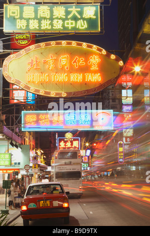 Il traffico si muove lungo la Nathan Road, Giordania, Kowloon, Hong Kong Foto Stock