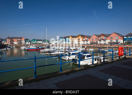 Barche ormeggiate e appartamenti, Marina, Exmouth, Devon, Regno Unito Foto Stock