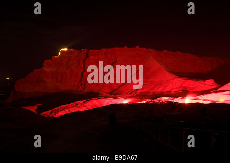 Masada antica fortezza illuminata di notte t durante il spettacolo di luci e suoni sud del deserto della Giudea Israele Foto Stock