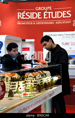 Parigi Francia, Interior View of French Real Estate Trade Show, Vendita di proprietà 'Groupe risiedere Etudes' Stall, investimenti immobiliari Foto Stock