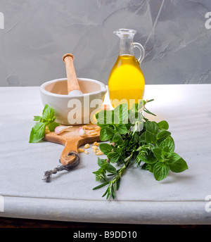 Pestello mortaio le erbe fresche e olio di oliva Foto Stock