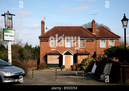 Saliti a bordo-up pub di Bushey Heath, Herts Foto Stock