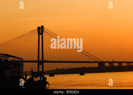 Sospensione ponte che attraversa il fiume, Vidyasagar Setu, Calcutta, West Bengal, India Foto Stock
