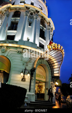 Nizza Francia, ingresso frontale, Hotel di lusso, 'Hotel Negresco', illuminato di notte, 'Promenade des Anglais' entrata esterna dell'hotel Foto Stock