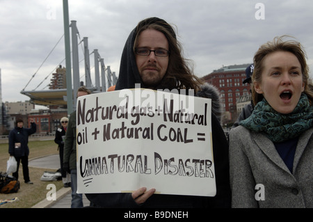 Un attivista detiene un segno che protestavano per la foratura delle risorse naturali durante una Giornata Mondiale dell Acqua la celebrazione Foto Stock