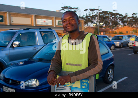 Un ' Auto ' Guardia funziona come una guardia di sicurezza in un parcheggio in un piccolo suburban shopping centre di Città del Capo in Sud Africa Foto Stock