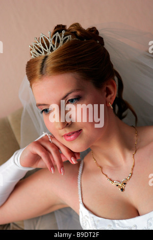 Ritratto di pensosa sposa in bianco tradizionale abito da sposa e il velo Foto Stock