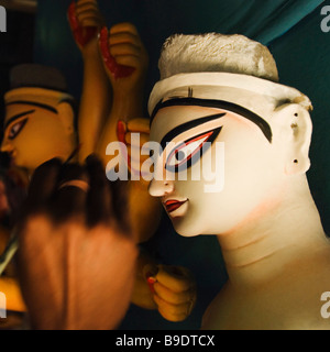 Pittore pittura su una statua della dea Durga, Calcutta, West Bengal, India Foto Stock