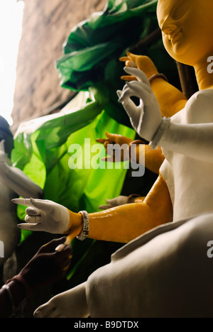 Pittore pittura su una statua della dea Durga, Calcutta, West Bengal, India Foto Stock