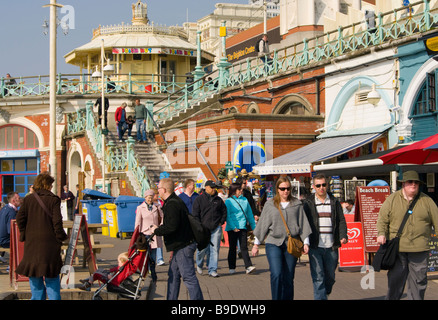 Persone su Brighton Seafront promenade su una trafficata Mattina di primavera East Sussex England Foto Stock