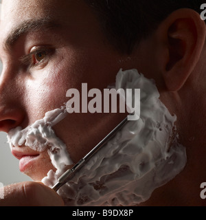 Uomo con gola tagliata il rasoio Foto Stock