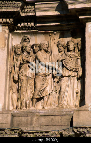 Italia, Campania, Benevento, arco di Traiano, bassorilievo romano Foto Stock