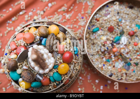 Offerta di religiosi in contenitori, Gaya, Bihar, in India Foto Stock