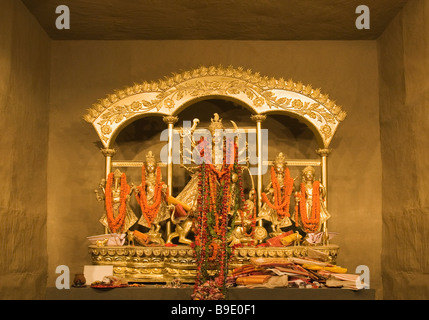 La statua della dea Durga in un tempio, Calcutta, West Bengal, India Foto Stock