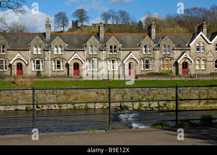 Sleddall gli ospizi di carità, sulla strada Aynam, Kendal vicino al fiume Kent, Cumbria, Regno Unito Inghilterra, con Kendal Castle in background Foto Stock