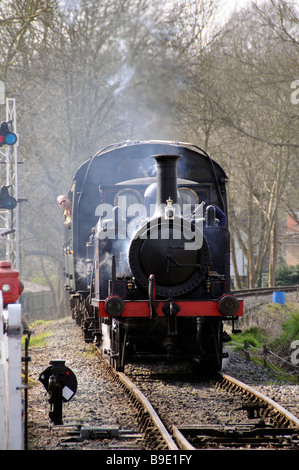 Kent East Sussex la ferrovia a vapore locomotiva serbatoio denominato Bodiam arrivando Tenterden Town Station East Sussex England Regno Unito Foto Stock