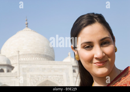 Donna con un mausoleo in background, Taj Mahal, Agra, Uttar Pradesh, India Foto Stock