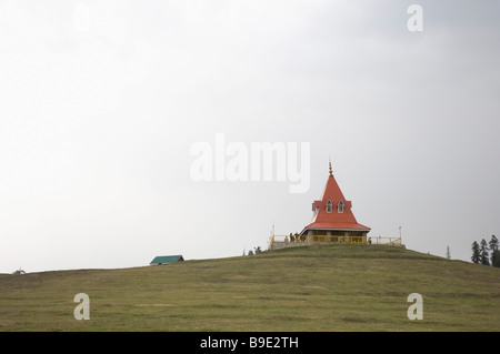 Basso angolo di visione di un tempio, il Maharani tempio, Gulmarg, Jammu e Kashmir India Foto Stock