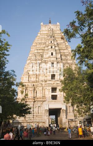 I turisti a fronte di un Tempio Virupaksha tempio, Hampi, Karnataka, India Foto Stock