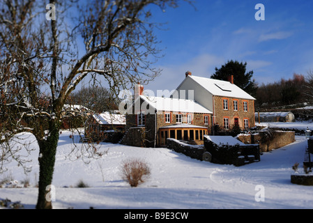 Una coperta di neve House e giardini in North Devon, Regno Unito Foto Stock