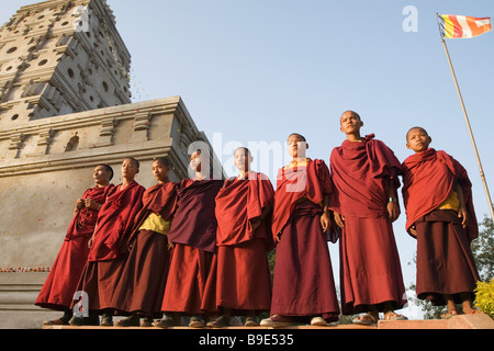 I monaci insieme permanente, tempio di Mahabodhi, Bodhgaya,, Gaya, Bihar, in India Foto Stock