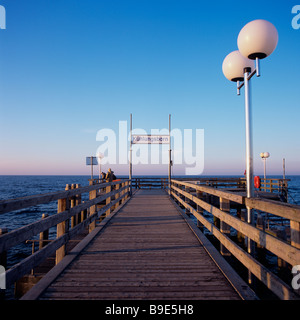 Un molo a Kuehlungsborn al tramonto, Germania Foto Stock