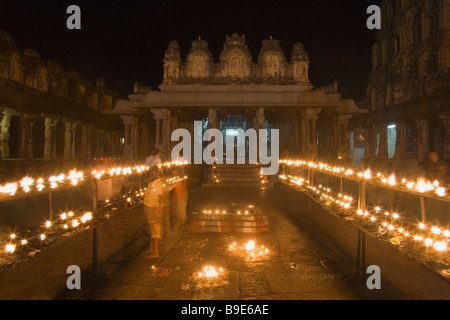 Lampade a olio brucia in un tempio, Hampi, Karnataka, India Foto Stock