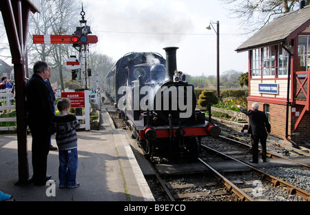 Kent East Sussex la ferrovia a vapore locomotiva serbatoio denominato Bodiam arrivando Tenterden Town Station East Sussex England Regno Unito Foto Stock