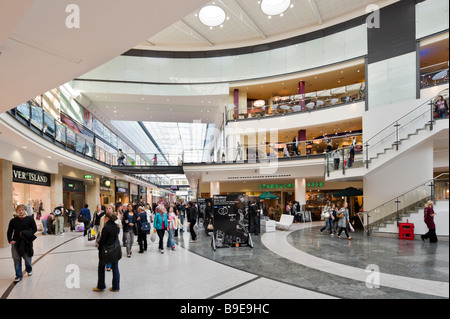 Negozi e negozi nel centro commerciale Arndale, Manchester, Inghilterra Foto Stock