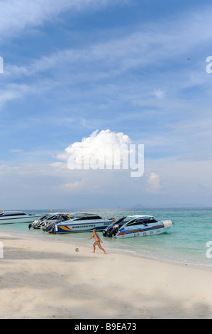 Le imbarcazioni turistiche sul bambù isola al largo della costa di Phuket Thailandia Foto Stock